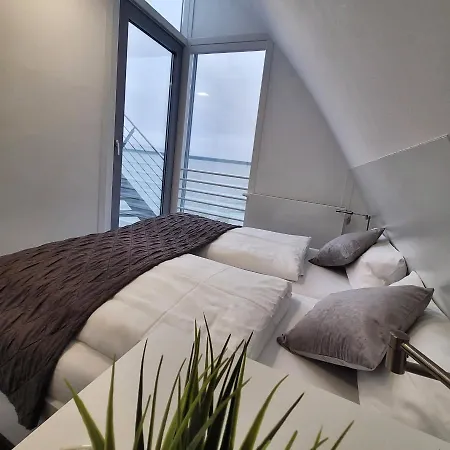 Prázdninový dům Schwimmendes Ferienhaus Sky 15
